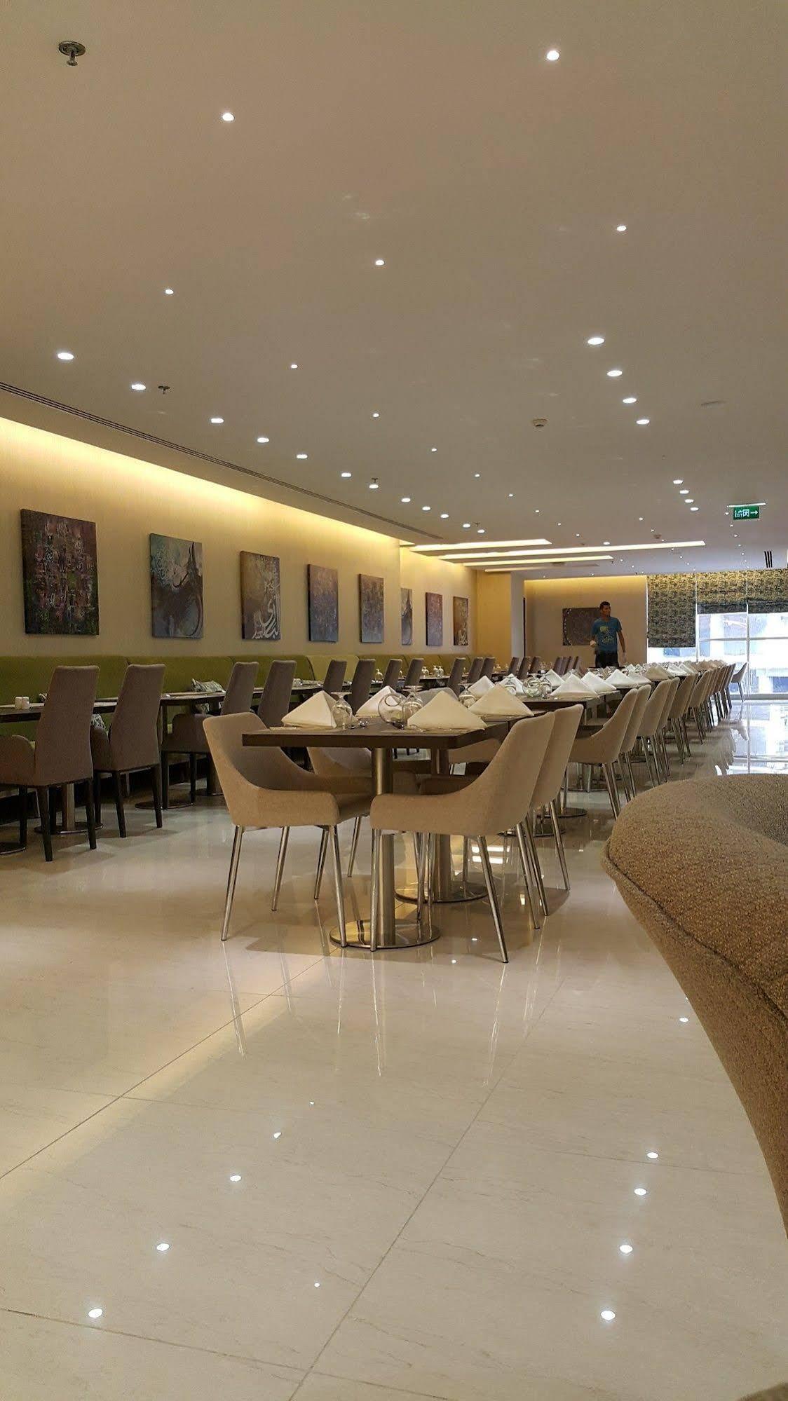 M Hotel Makkah By Millennium Mekka Exteriör bild The hotel's restaurant