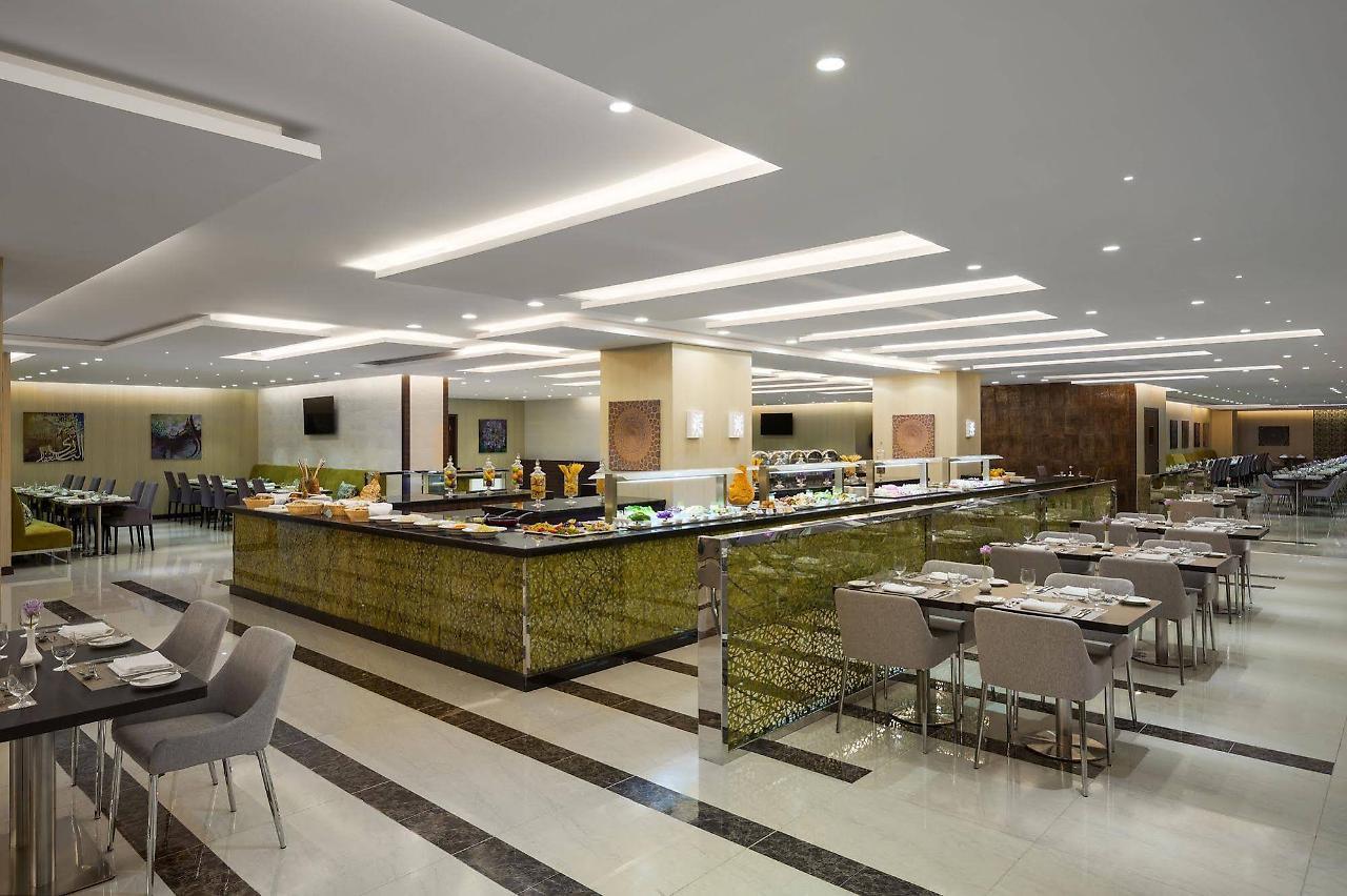 M Hotel Makkah By Millennium Mekka Exteriör bild The hotel's breakfast buffet