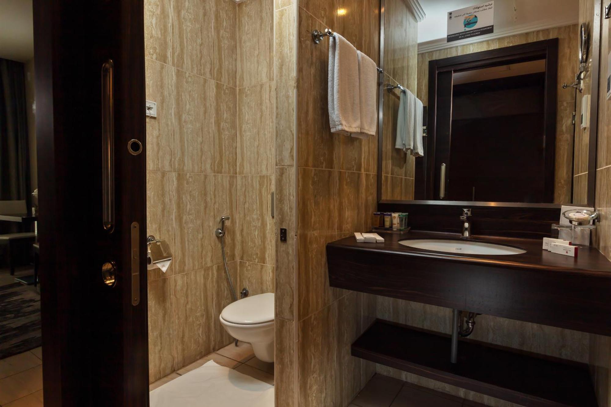 M Hotel Makkah By Millennium Mekka Exteriör bild A bathroom at the hotel