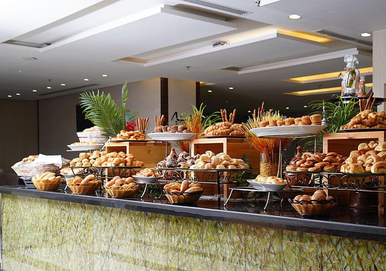 M Hotel Makkah By Millennium Mekka Exteriör bild Breakfast buffet at the hotel