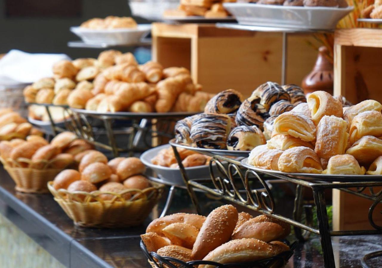 M Hotel Makkah By Millennium Mekka Exteriör bild Various types of bread