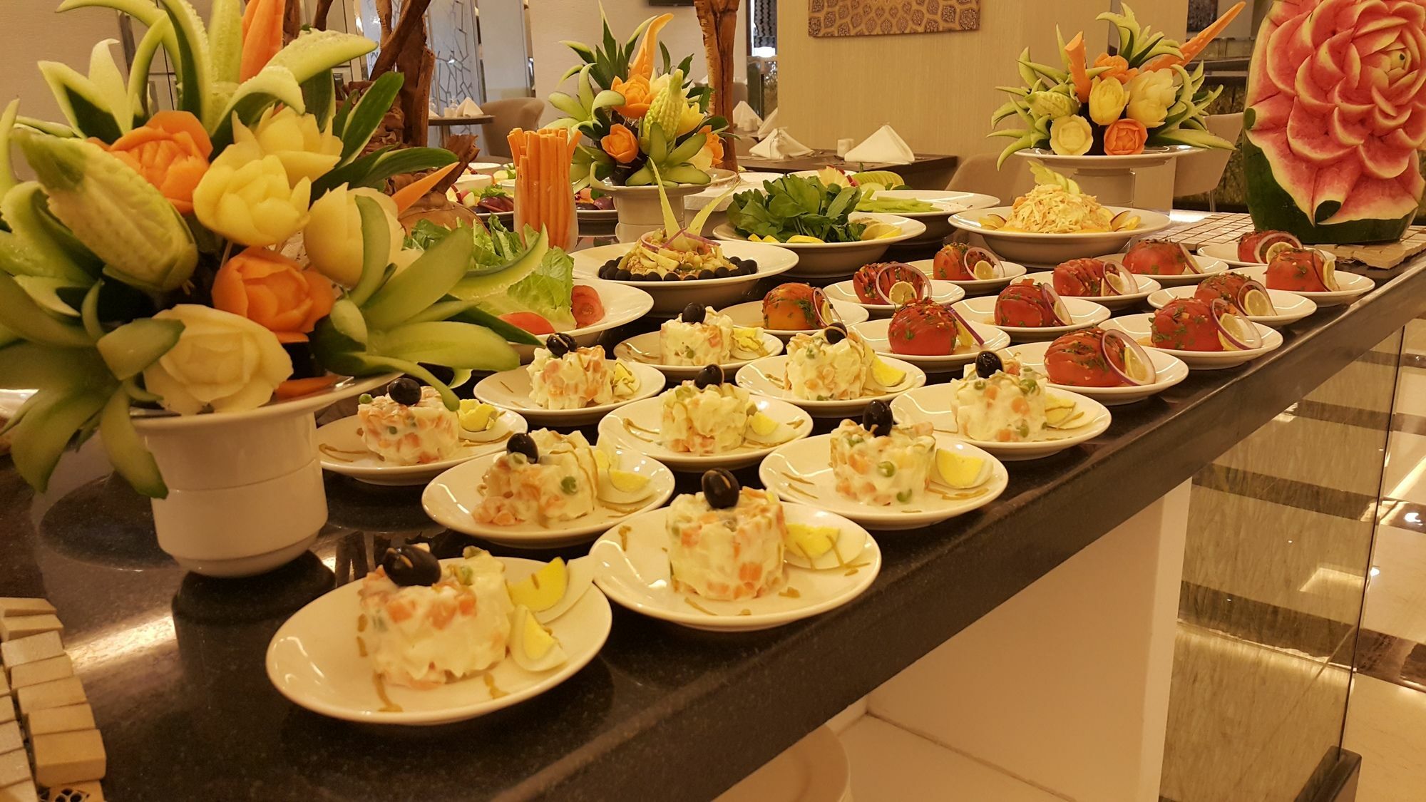 M Hotel Makkah By Millennium Mekka Exteriör bild A buffet at a luxury hotel in Vietnam