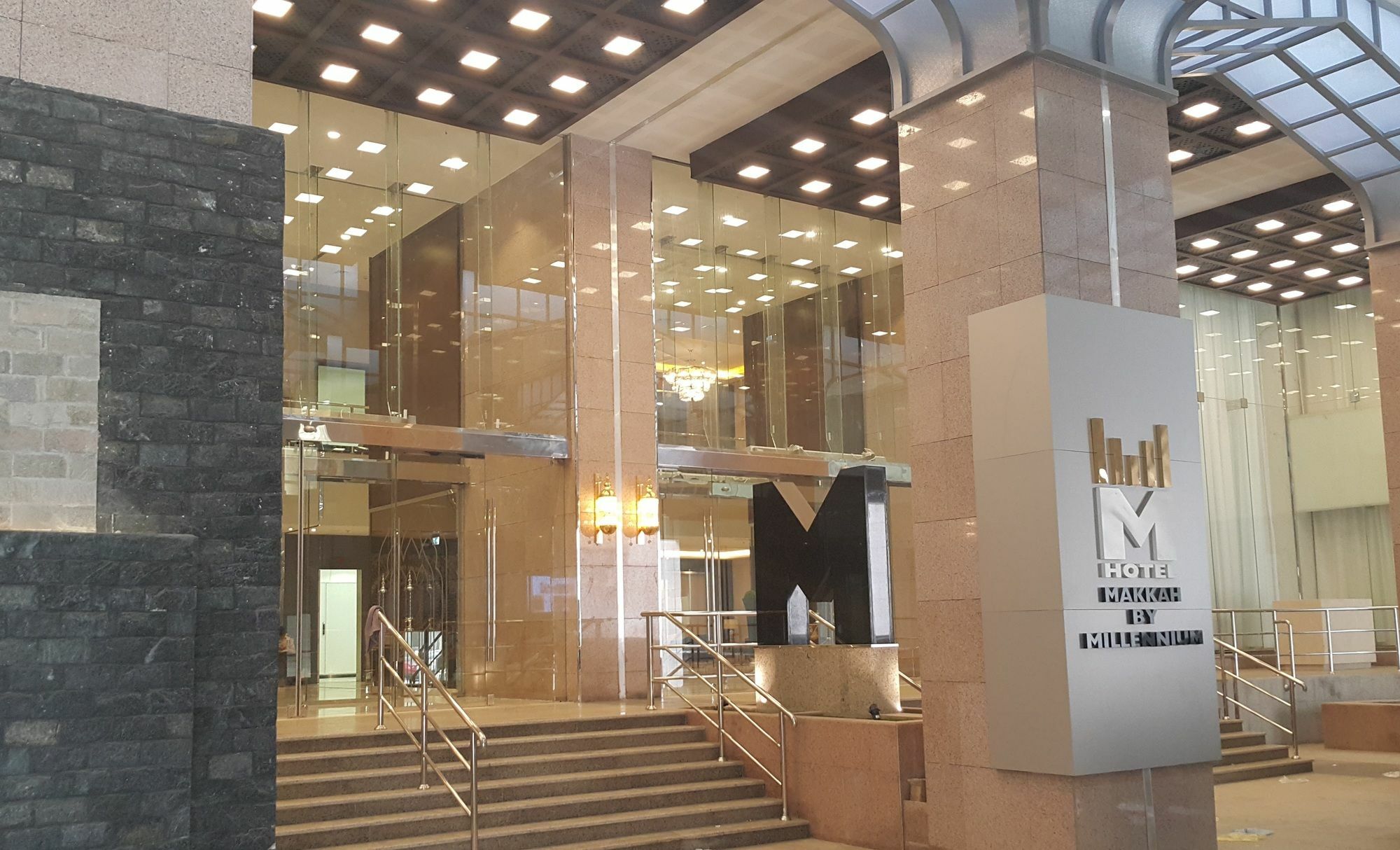 M Hotel Makkah By Millennium Mekka Exteriör bild The hotel entrance